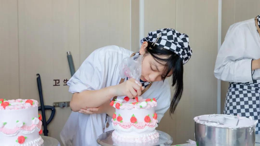 嘿!女孩,你在烘焙的时候,真的很美!