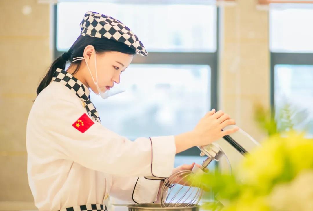 女生能学厨师吗?未来的情况好不好?