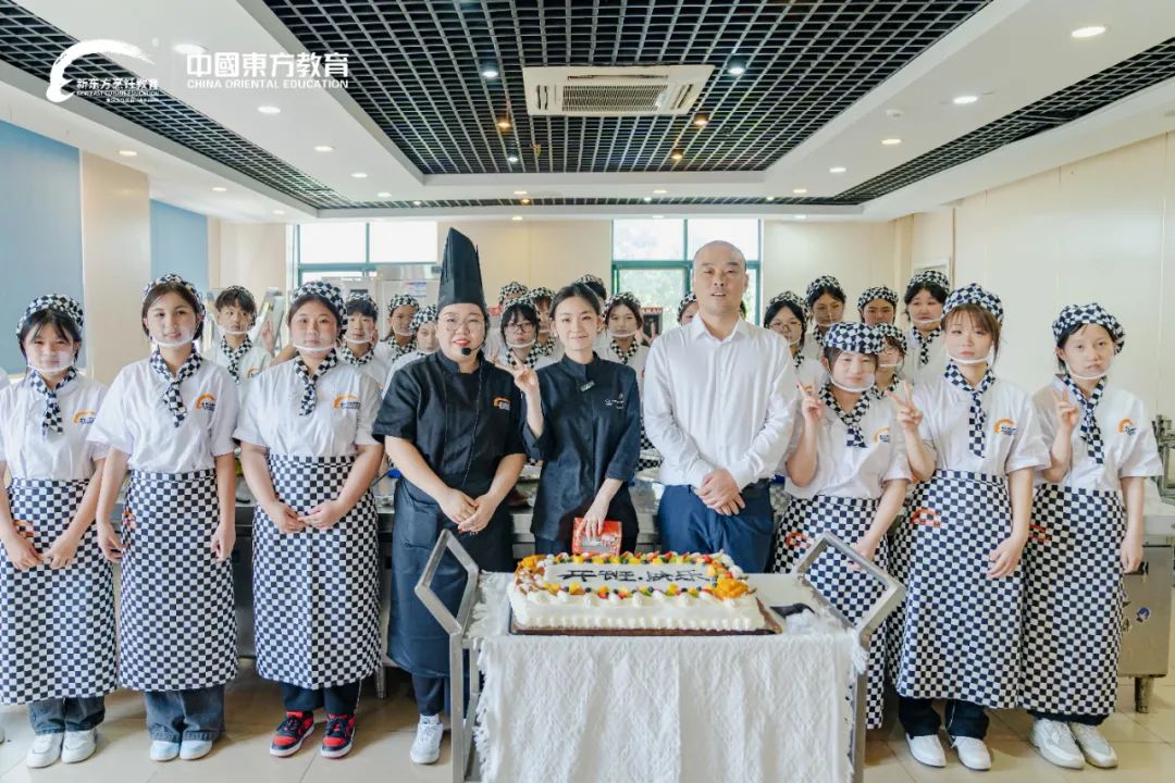 985美女学霸转行做厨师,是学(xue)历(li)浪费还是多彩人生?