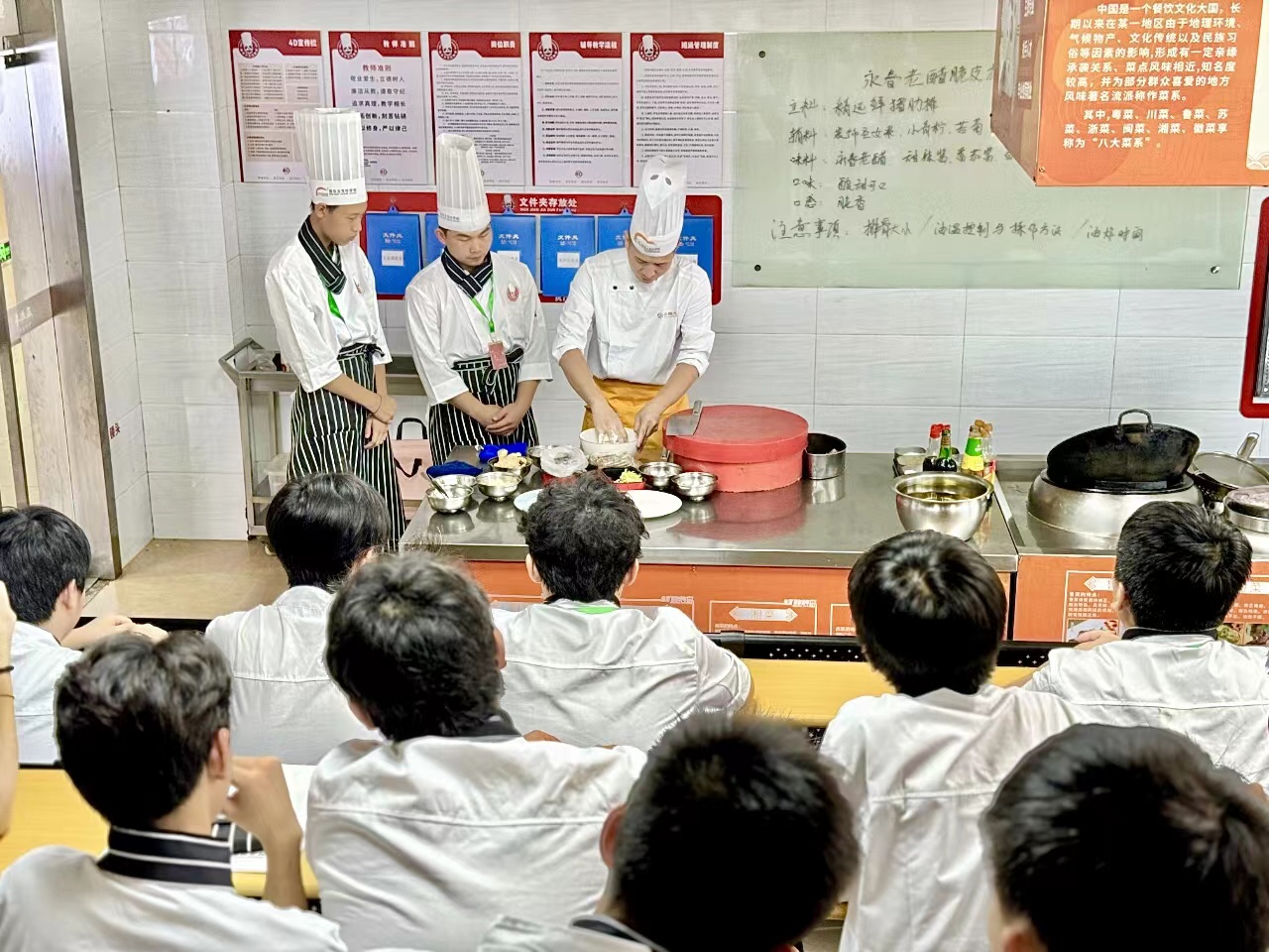 【大师进校园】精益求精演绎中餐魅力,烹饪匠心传承经典美味!