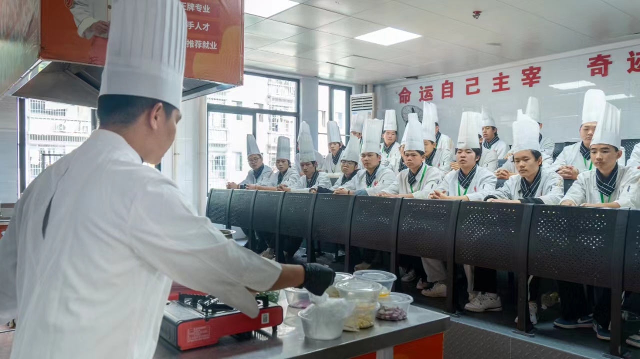 【大师进校园】领略企业名师教学魅力,感受匠心钻研精神!