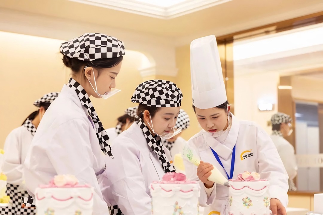 ��ѧ�ӷ�ɡ��ഺ��ͬʢ���ķ�����ֵ���ڸ������̨���ţ�