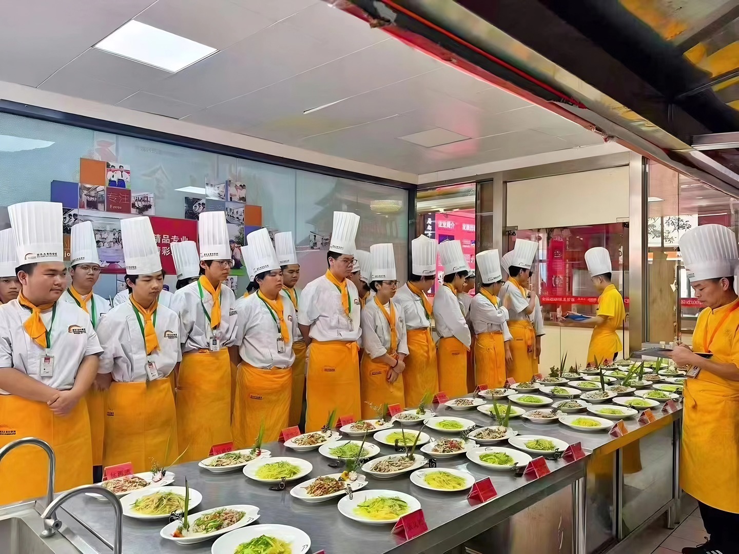 ѧ��ʦ�Ļƽ�ѡ��ѧУϵͳ�����ȾƵ���ѧǿ���ģ�