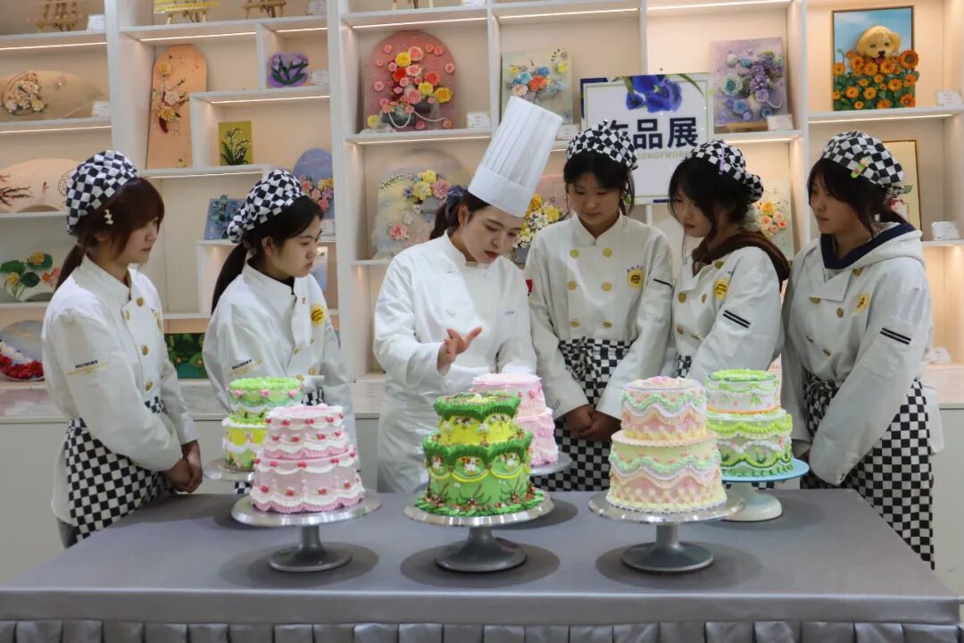 ��ͷ���������¶���У԰˽�أ���һ�����ա�